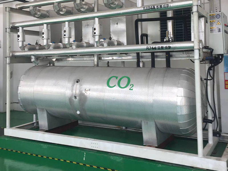 Qual é a diferença entre um compressor e um condensador em uma geladeira?